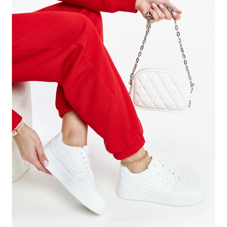 Vita sneakers på Mentha-plattformen 1