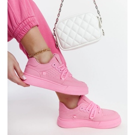 Rosa sneakers på Asphodel-plattformen 1