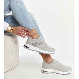 Gråa sneakers på Lubna-plattformen 1