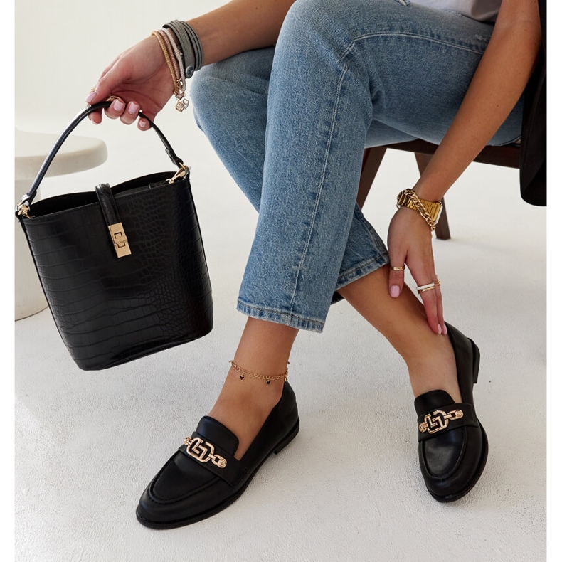 Svarta mockasiner dekorerade med en Kuens-kedja 1