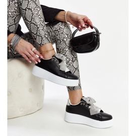 Svarta sneakers på en hög plattform Rensje 1