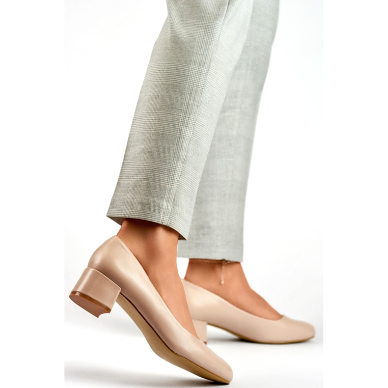 Beige lågklackade pumps med rund tå 2