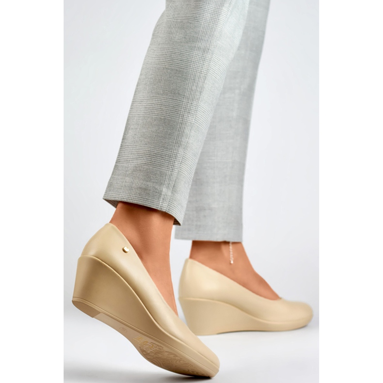 Beige wedge pumps, damskor med låg wedge 1