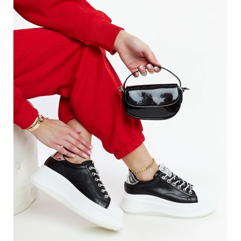 Svarta sneakers på GOE NN2N4034-plattformen 1