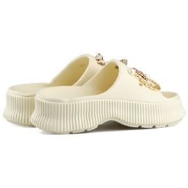 Beige gummiflipflops för kvinnor med dekorationer 1