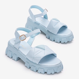 Blå sandaler på Ferlandi-plattformen 1