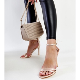 Beige sandaler med fjädrar från Adalgisio 1