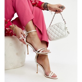 Vita sandaler med fjädrar från Adalgisio 1