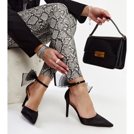 Svarta höga klackar med rosett från Ilaysa 1