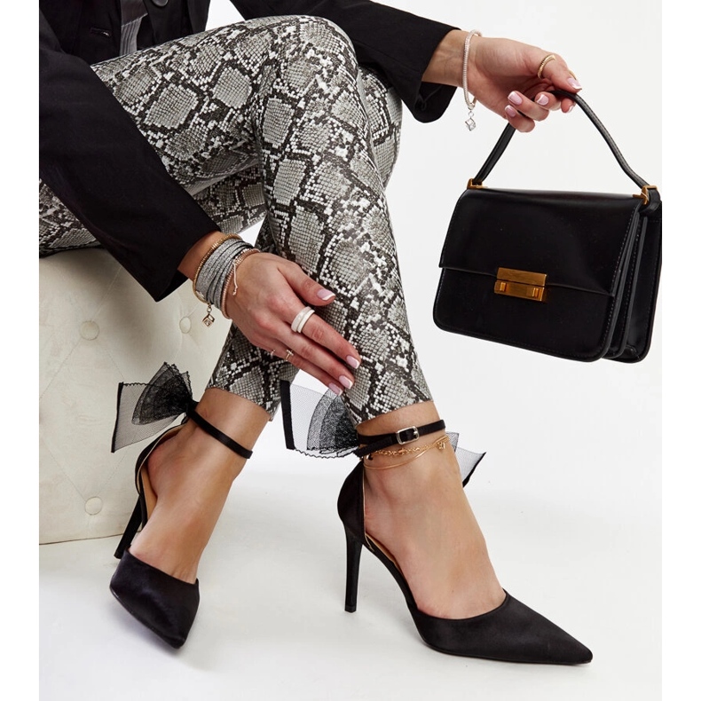 Svarta höga klackar med rosett från Ilaysa 1