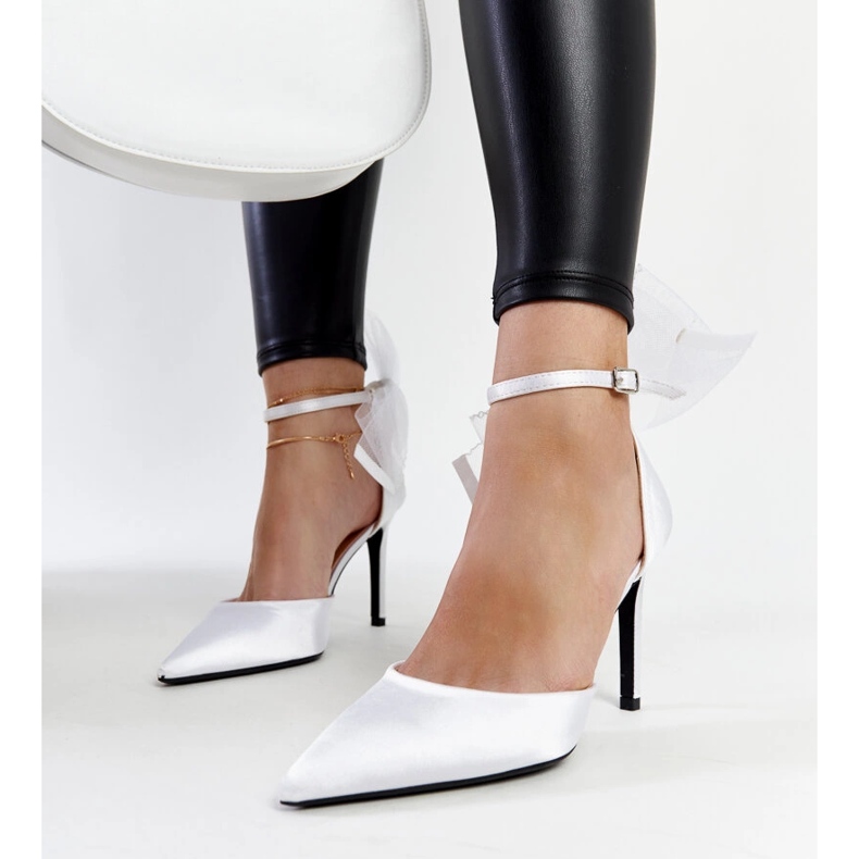 Vita höga klackar med rosett från Ilaysa 1