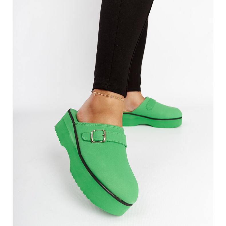 Gröna träsko rutschbanor på Lang-plattformen 2