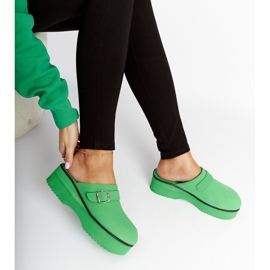 Gröna träsko rutschbanor på Lang-plattformen 1