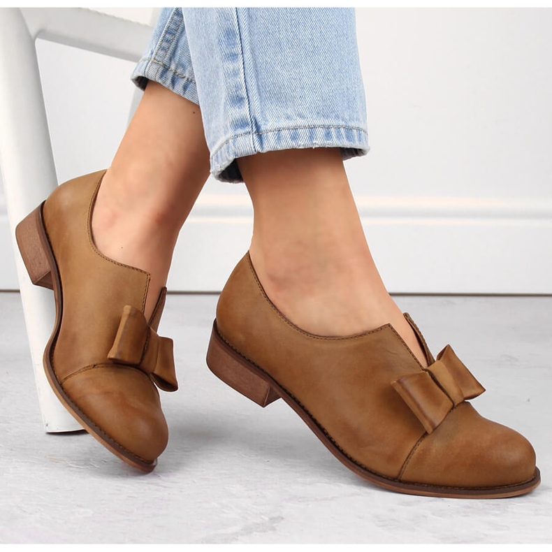 Bruna slip-on skor i läder för kvinnor från Dolce Pietro 1