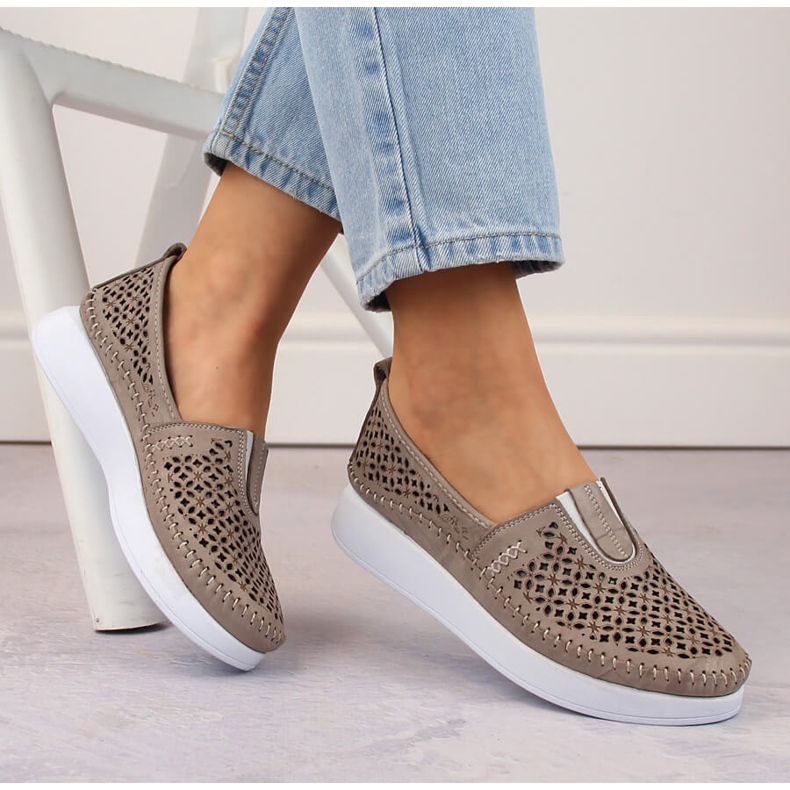 Genombrutna slip-on skor i läder, beige T.Sokolski 0712 2