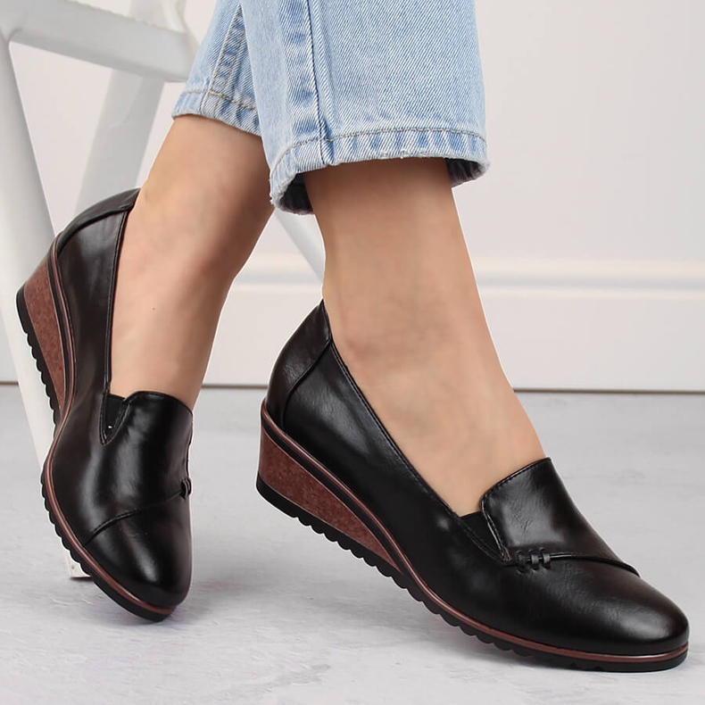 Svarta slip-on wedge skor för kvinnor Potocki SZ12345 1