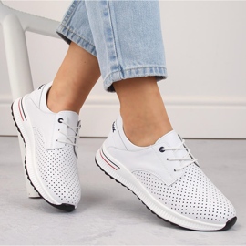 Genombrutna sportskor i läder, vita, Filippo DP6022 1