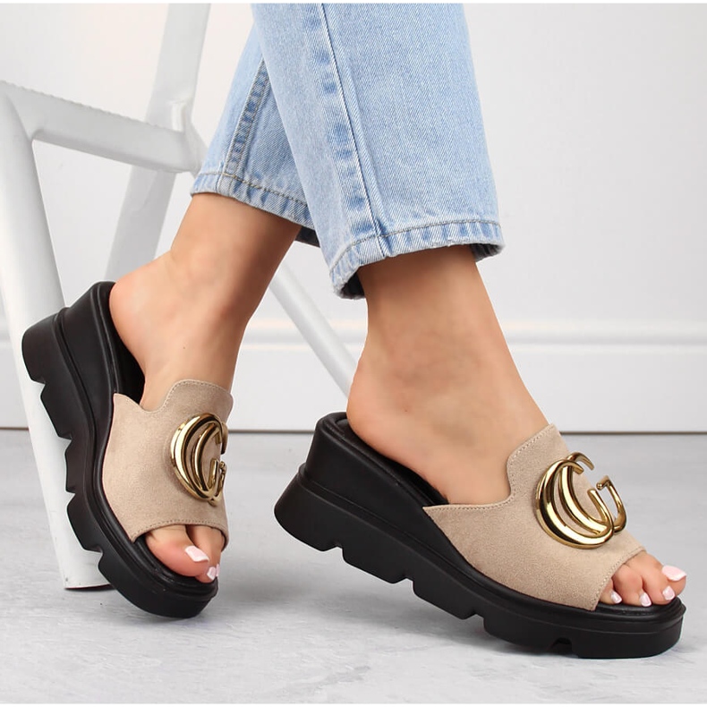 Beige mocka tofflor för kvinnor Vinceza 58295 1