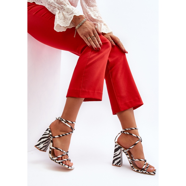 Fashionabla vita och svarta högklackade sandaler Josette 1