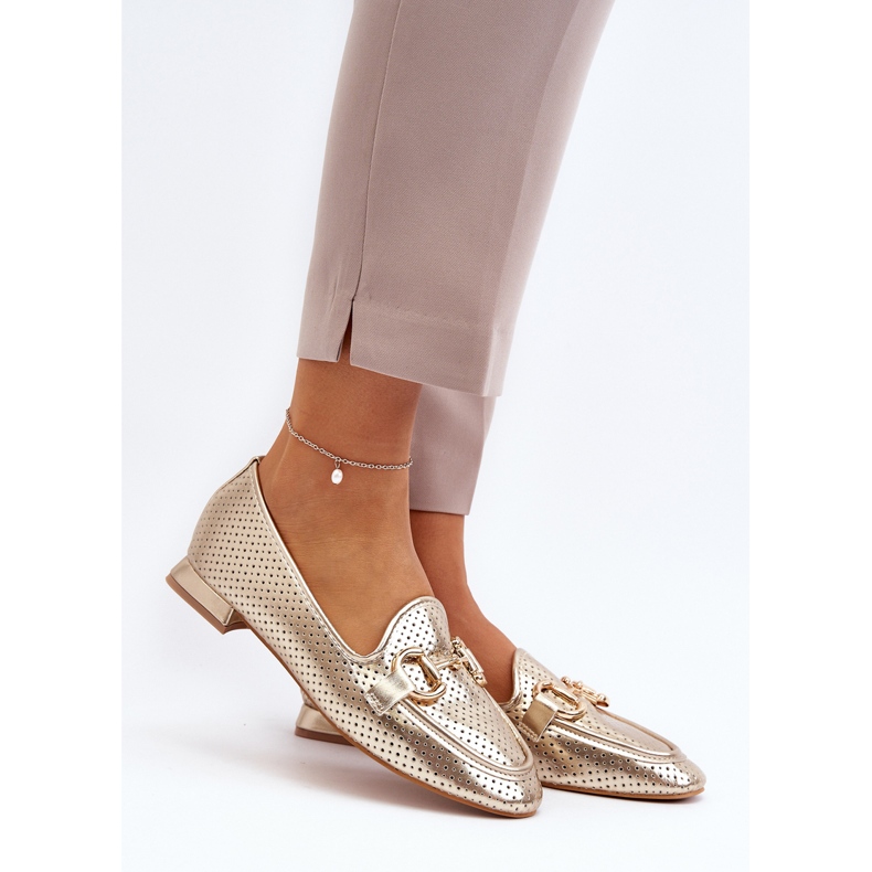 Platta klackmockasiner för kvinnor med gulddekor Iluvana gyllene 2