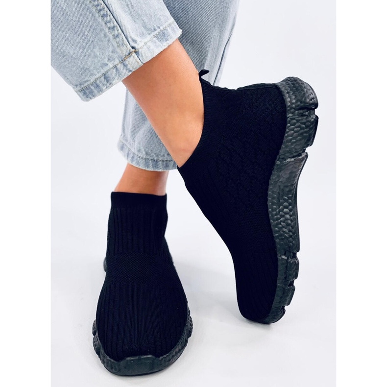 Dart Svarta sportskor med strumpor 1