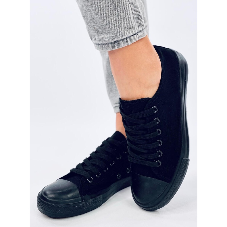 Klassiska Levens Allblack sneakers med snörning (svart sula) 2