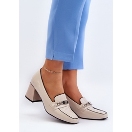 Vinceza Lackade lågklackade pumps med beige vallmofrödekoration 1