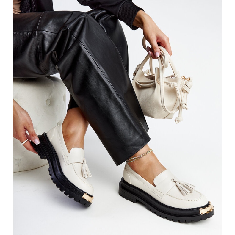 Ljusbeige massiva mockasiner med guldinlägg från Tuga 1