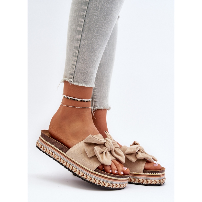 Beige Kvinnors Flip-Flops På En Plattform Med En Rosett Evatria 2