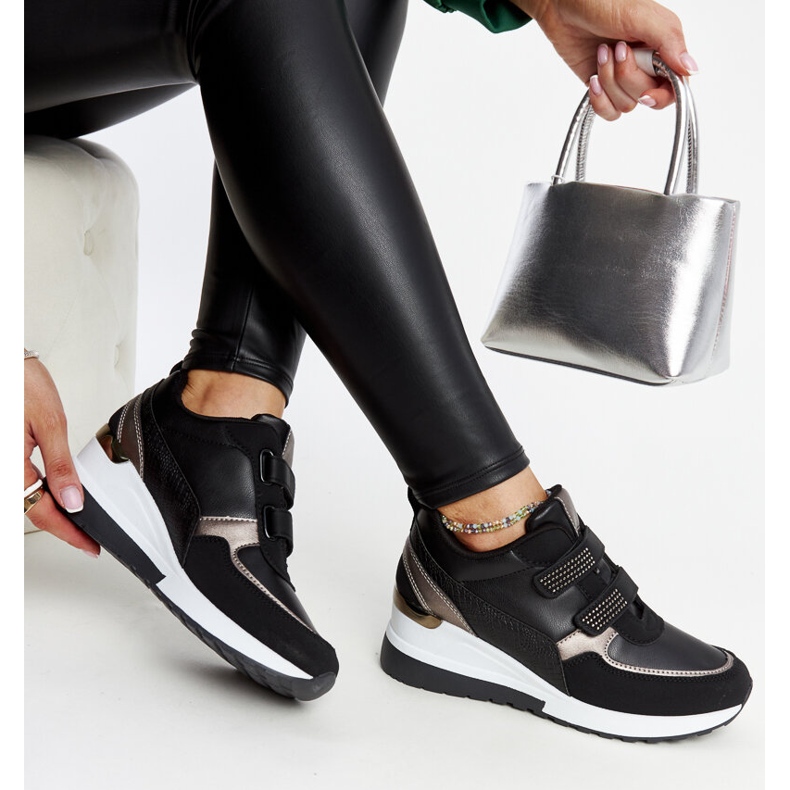 Svarta wedge sneakers dekorerade med Asmeret-rhinestones 1