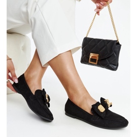 Svarta mockasiner med dekorativ Kibra säkerhetsnål 1