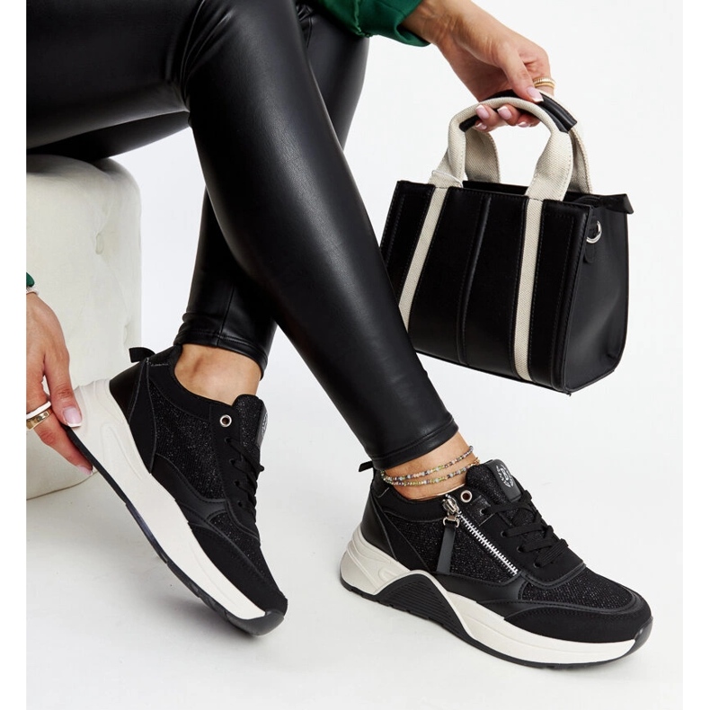 Svarta glänsande sneakers på Makda-plattformen 1