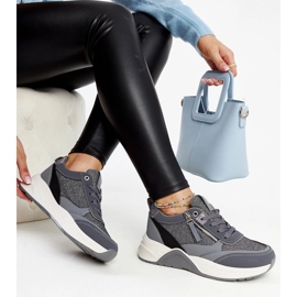 Grå glänsande sneakers på Makda-plattformen 1