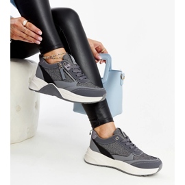 Grå glänsande sneakers på Makda-plattformen 2