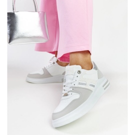 Vita och gråa sneakers på Negisti-plattformen 3