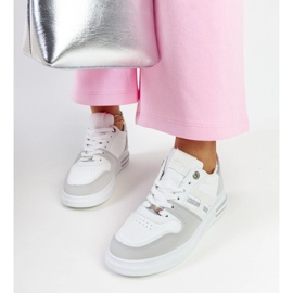 Vita och gråa sneakers på Negisti-plattformen 4