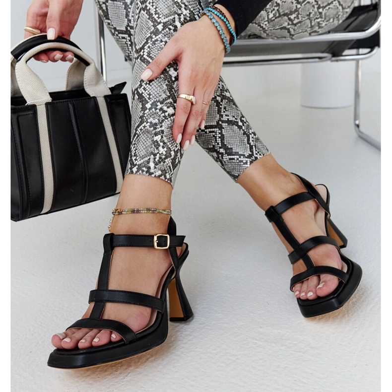 Svarta högklackade sandaler av Pirjo eko-läder 1