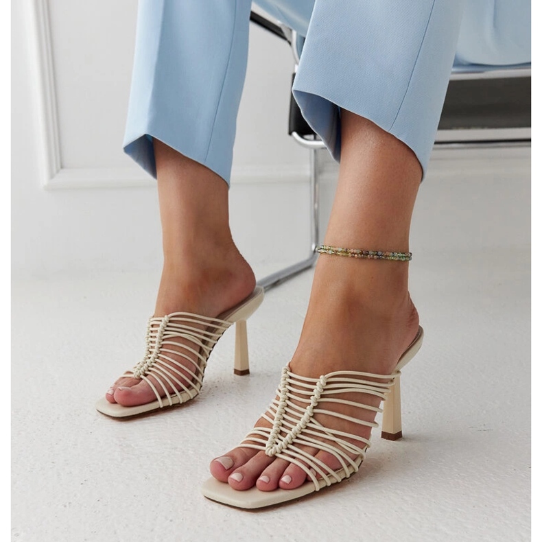 Ljusbeiga högklackade sandaler från Borna beige 1