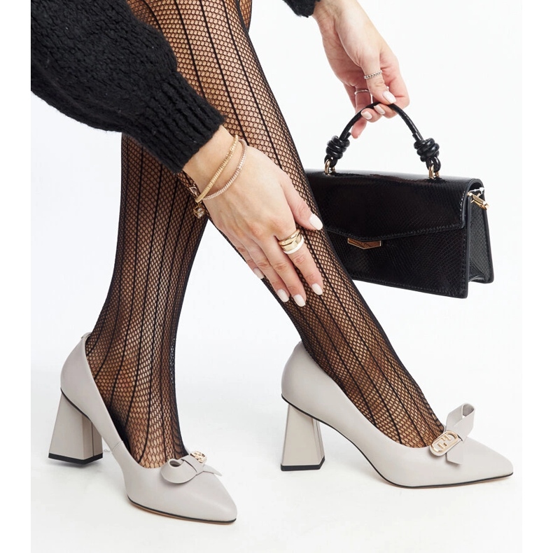 Högklackade pumps i grått läder från Vinceza 1