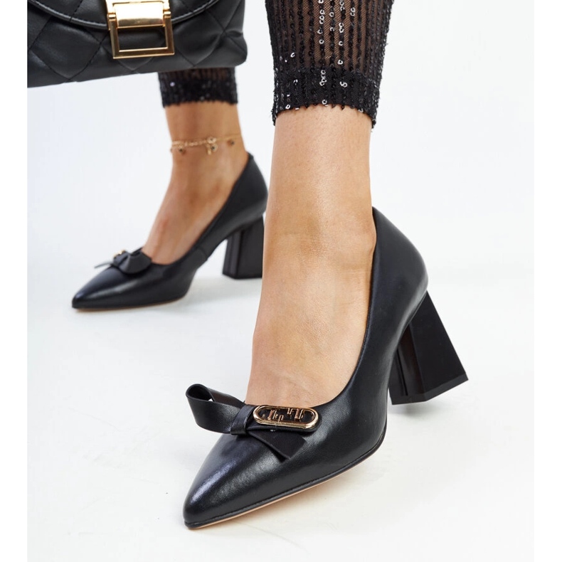 Högklackade pumps i svart läder från Vinceza 1