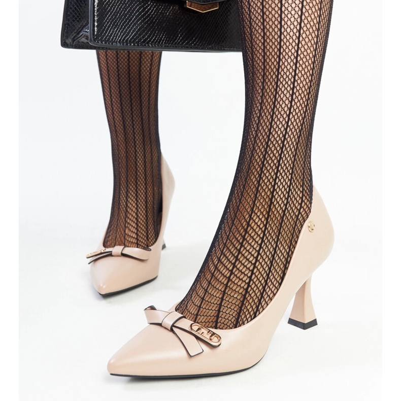 Beige högklackade pumps från Vinceza 1