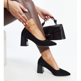 Högklackade pumps i svart läder från Vinceza 1