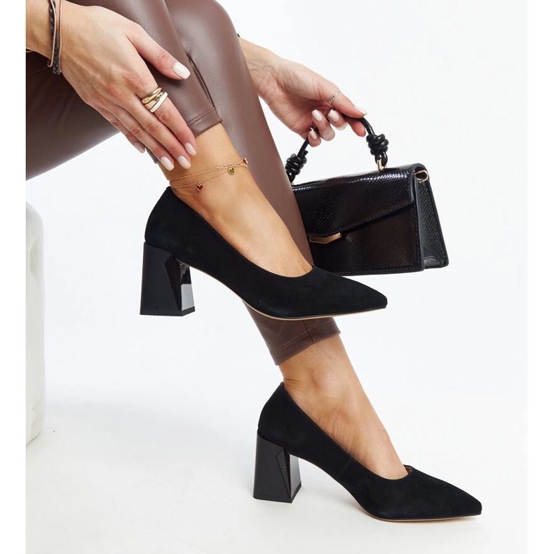 Högklackade pumps i svart läder från Vinceza 1