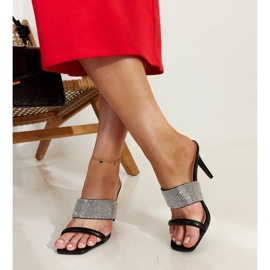 Svarta högklackade flip-flops dekorerade med Adiam zirkoner 3