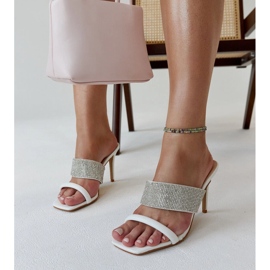 Vita högklackade flip-flops dekorerade med Adiam zirkoner 2