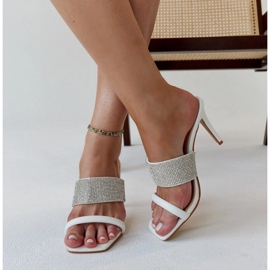 Vita högklackade flip-flops dekorerade med Adiam zirkoner 4