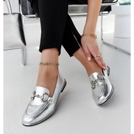 Silver loafers med ett Lemlem-spänne silver- 1