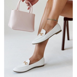 Vita mockasiner med spänne från Erminia 1