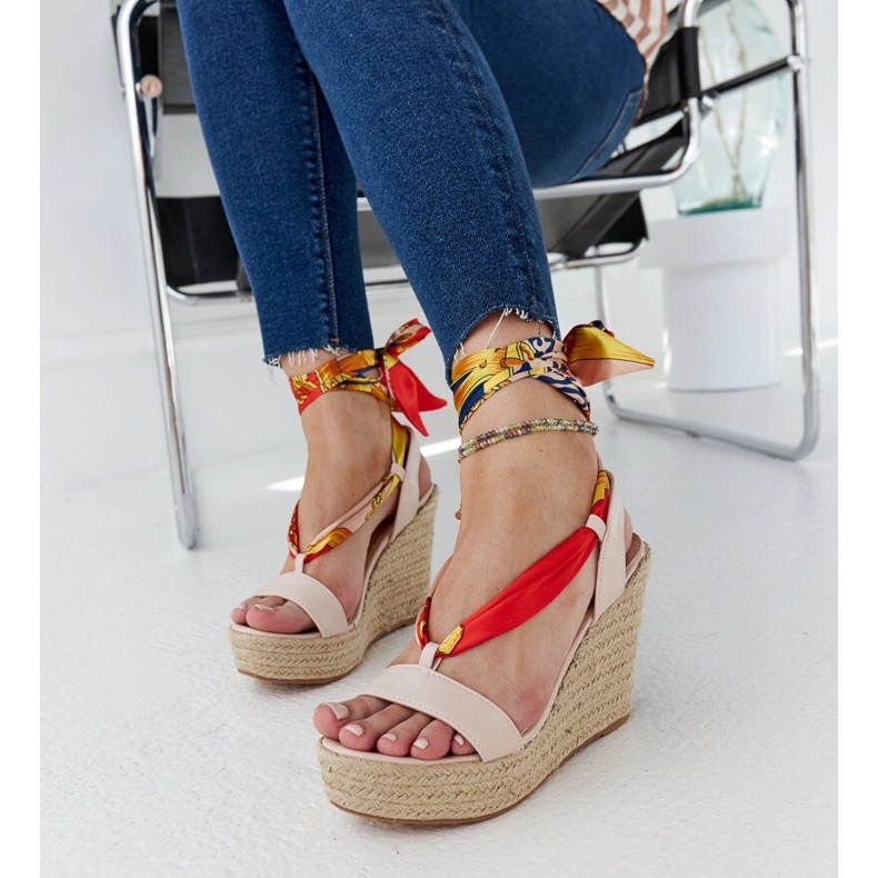 Beige kilsandaler med snörning från Aziza 1