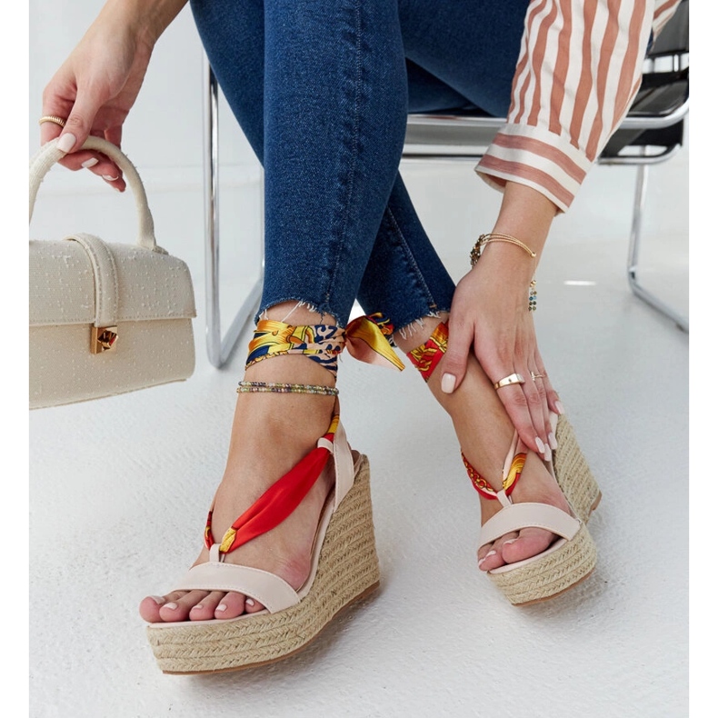 Beige kilsandaler med snörning från Aziza 2